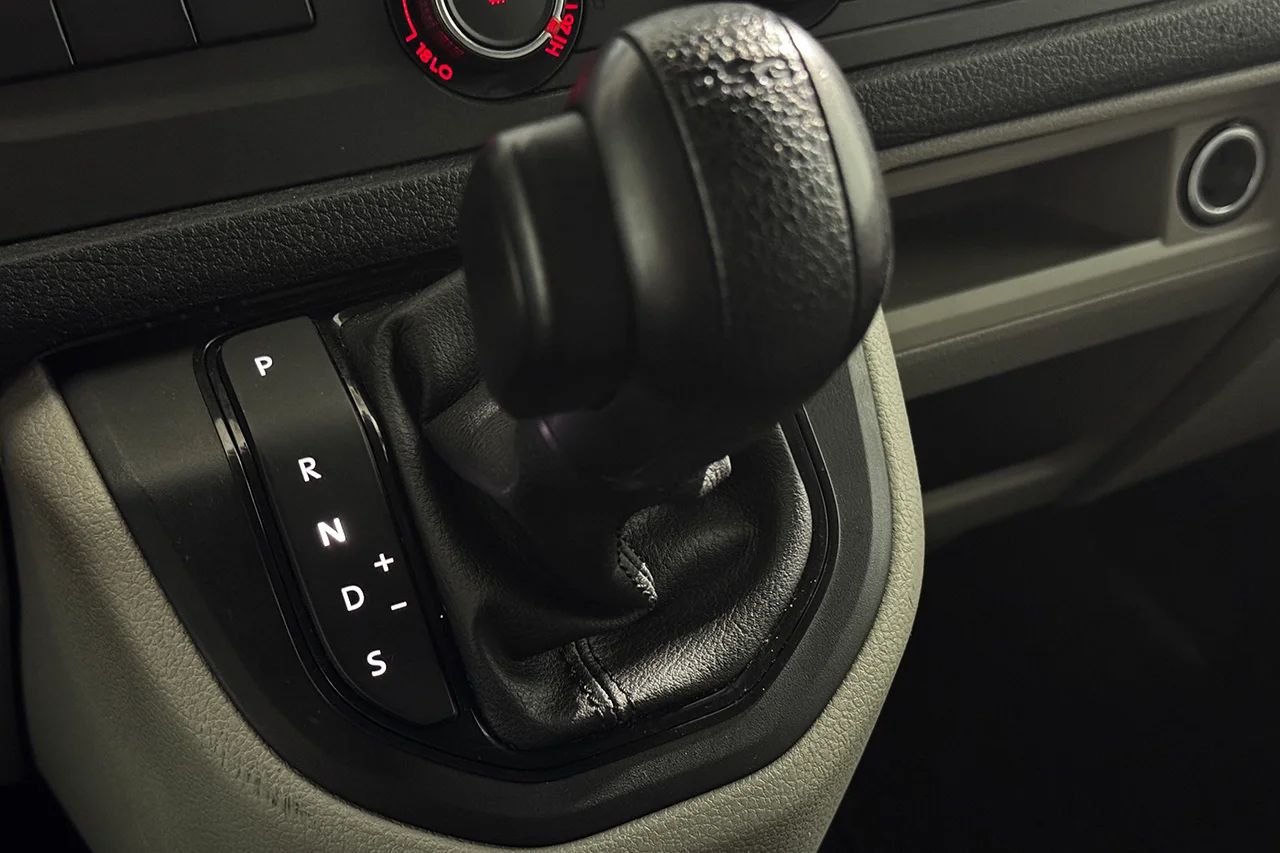 Volkswagen Transporter Chassi T30 2.0 TDI Aut Volymskåp BG-Lyft Värmare 3sits 150hk – bild 16 av 22