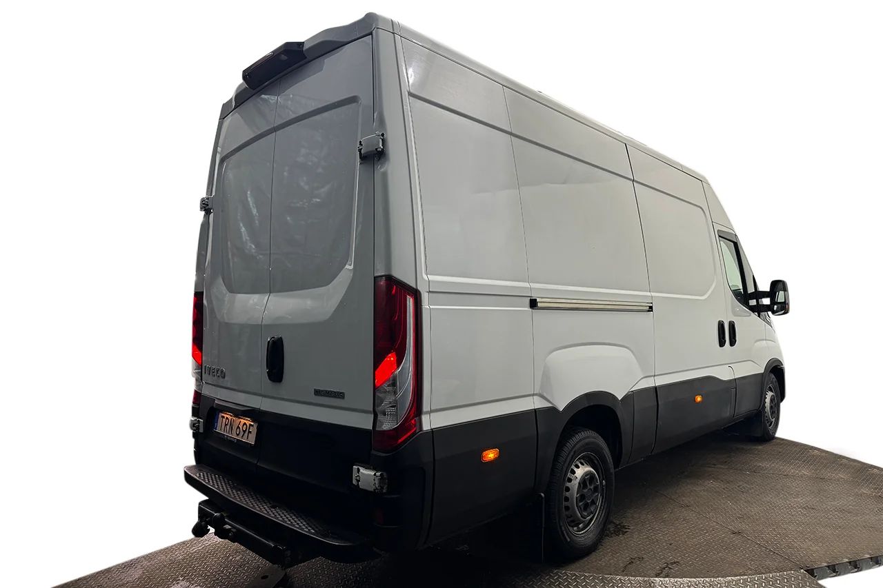 Iveco Daily 35-140 Skåpbil 2.3 JTD Hi-Matic Värmare 3-sits MOMS 136hk – bild 5 av 22