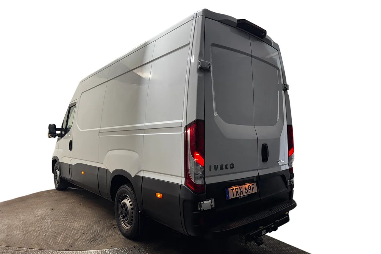 Iveco Daily 35-140 Skåpbil 2.3 JTD Hi-Matic Värmare 3-sits MOMS 136hk – bild 8 av 22