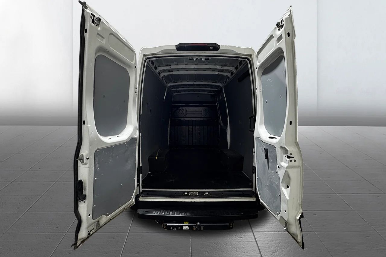 Iveco Daily 35-140 Skåpbil 2.3 JTD Hi-Matic Värmare 3-sits MOMS 136hk – bild 7 av 22