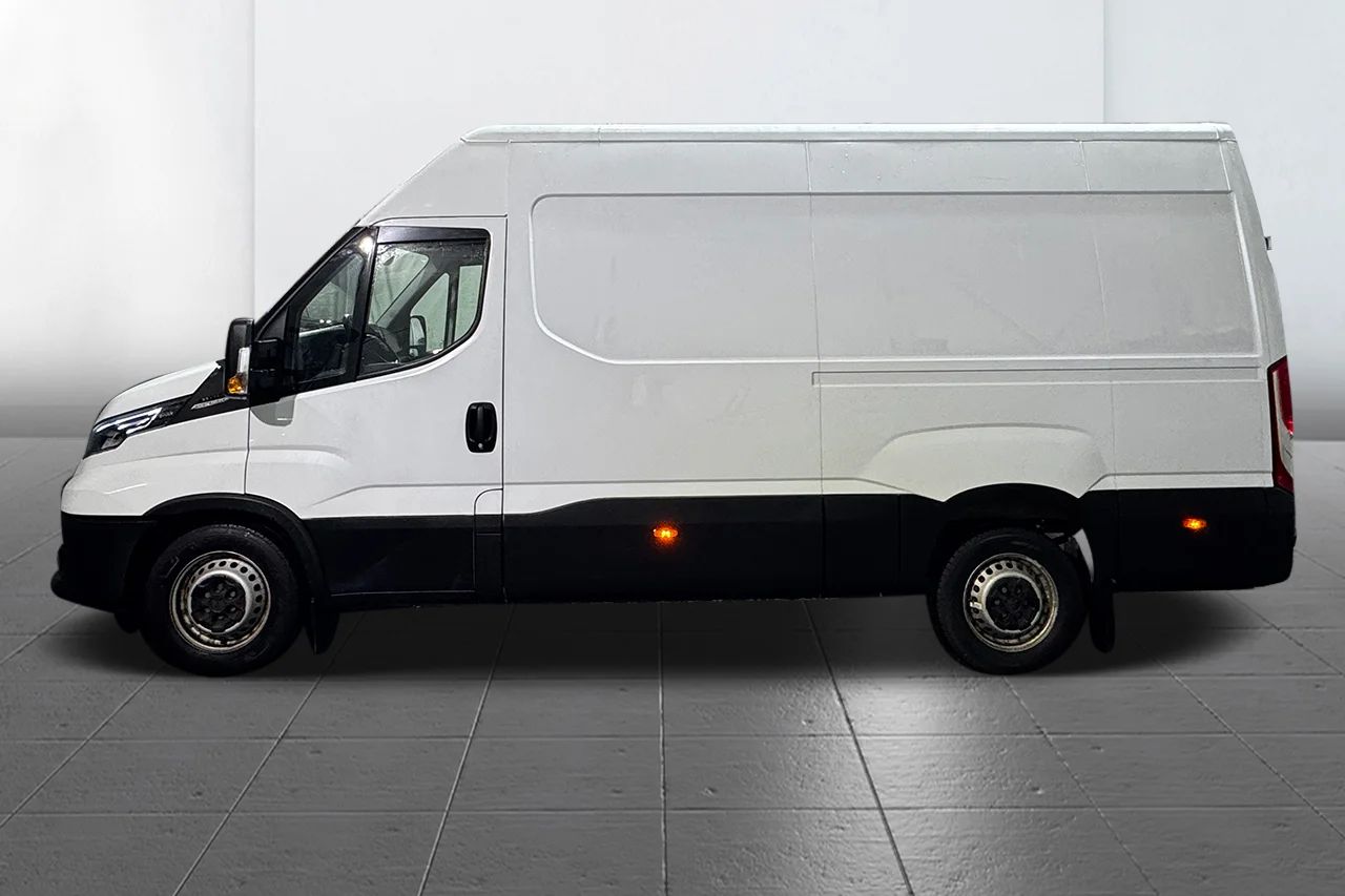 Iveco Daily 35-140 Skåpbil 2.3 JTD Hi-Matic Värmare 3-sits MOMS 136hk – bild 9 av 22