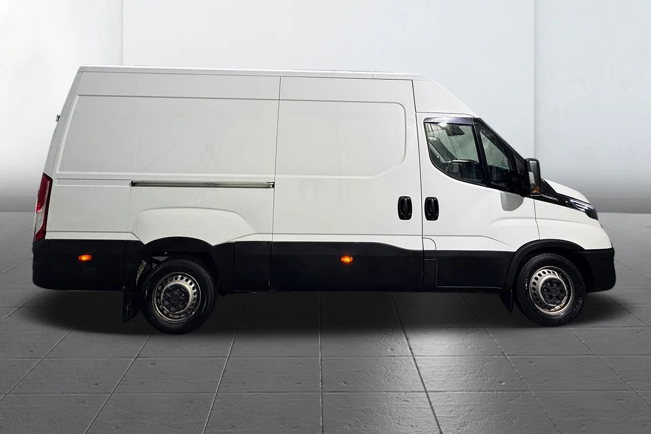Iveco Daily 35-140 Skåpbil 2.3 JTD Hi-Matic Värmare 3-sits MOMS 136hk – bild 4 av 22