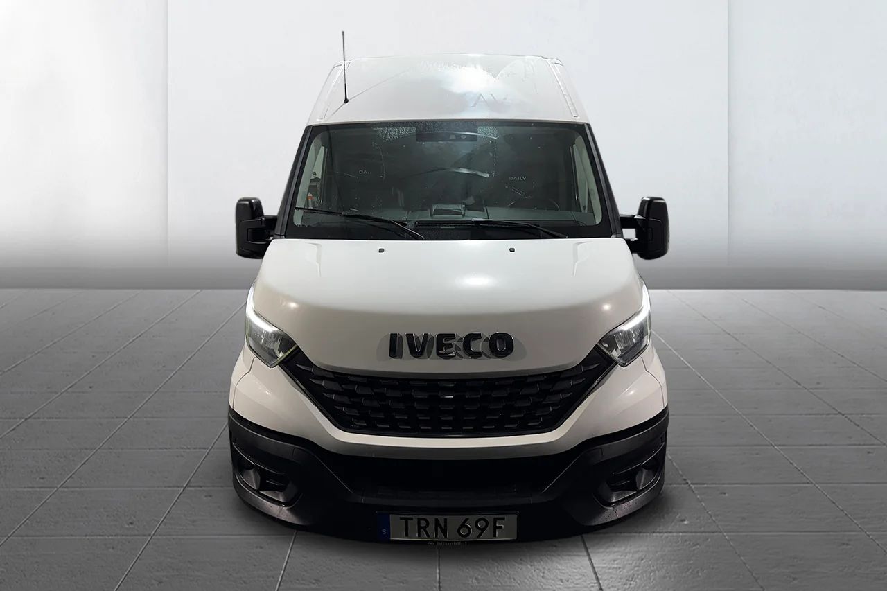 Iveco Daily 35-140 Skåpbil 2.3 JTD Hi-Matic Värmare 3-sits MOMS 136hk – bild 2 av 22