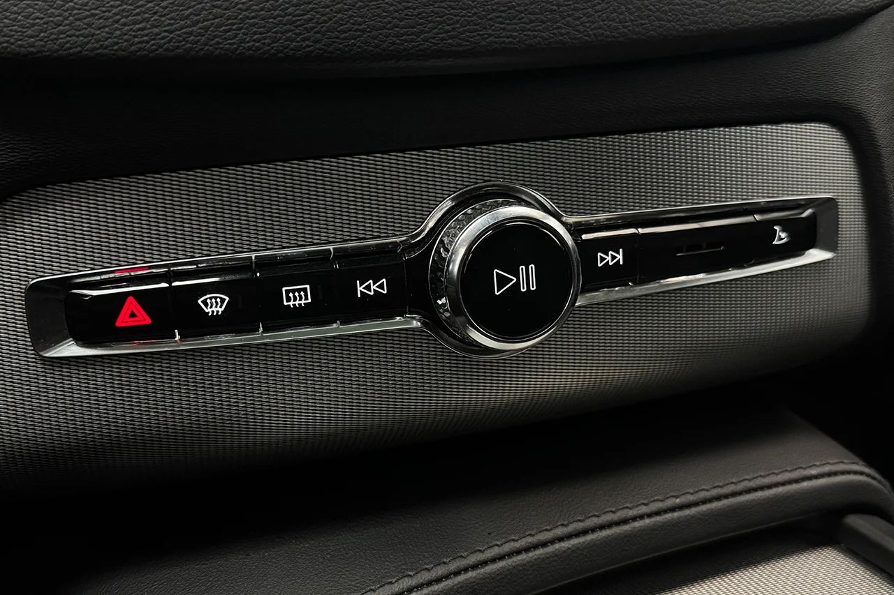 Volvo XC90 B5 AWD Ultimate Dark 7sits Pano Navi HUD 360° H/K 235hk – bild 34 av 37