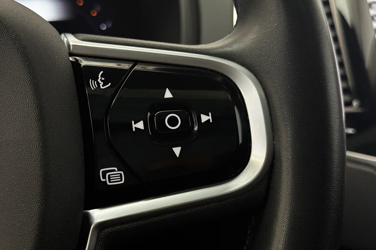 Volvo XC90 B5 AWD Ultimate Dark 7sits Pano Navi HUD 360° H/K 235hk – bild 24 av 37