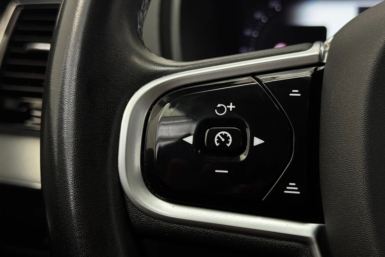 Volvo XC90 B5 AWD Ultimate Dark 7sits Pano Navi HUD 360° H/K 235hk – bild 23 av 37