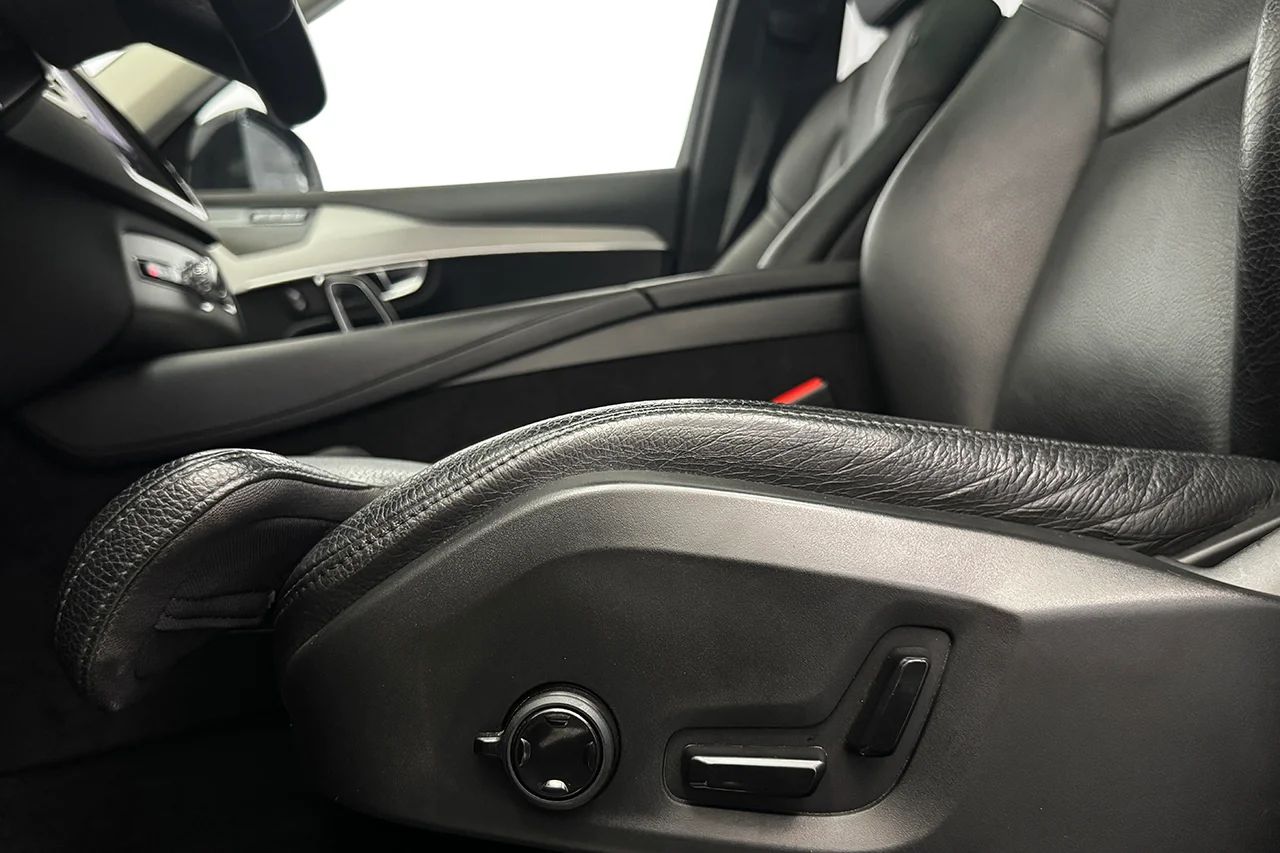 Volvo XC90 B5 AWD Ultimate Dark 7sits Pano Navi HUD 360° H/K 235hk – bild 14 av 37