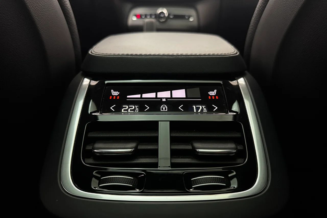 Volvo XC90 B5 AWD Ultimate Dark 7sits Pano Navi HUD 360° H/K 235hk – bild 19 av 37