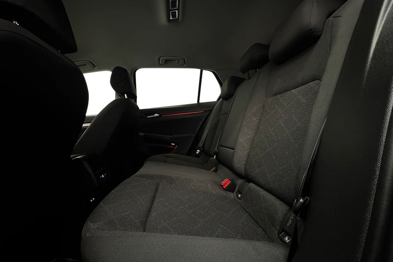 Volkswagen Golf 1.0 eTSI Aut Vinterpkt Cockpit AdaptivFH 110hk – bild 14 av 29