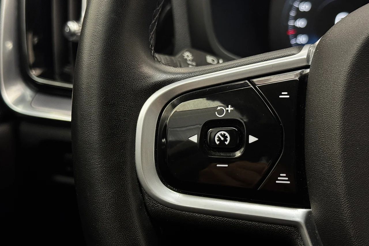 Volvo V60 Cross Country B4 AWD Advanced Navi Pro Ed Drag Navi Kamera Värmare 197hk – bild 19 av 37
