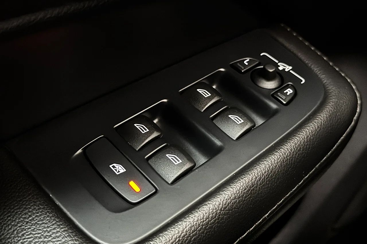 Volvo V60 Cross Country B4 AWD Advanced Navi Pro Ed Drag Navi Kamera Värmare 197hk – bild 34 av 37