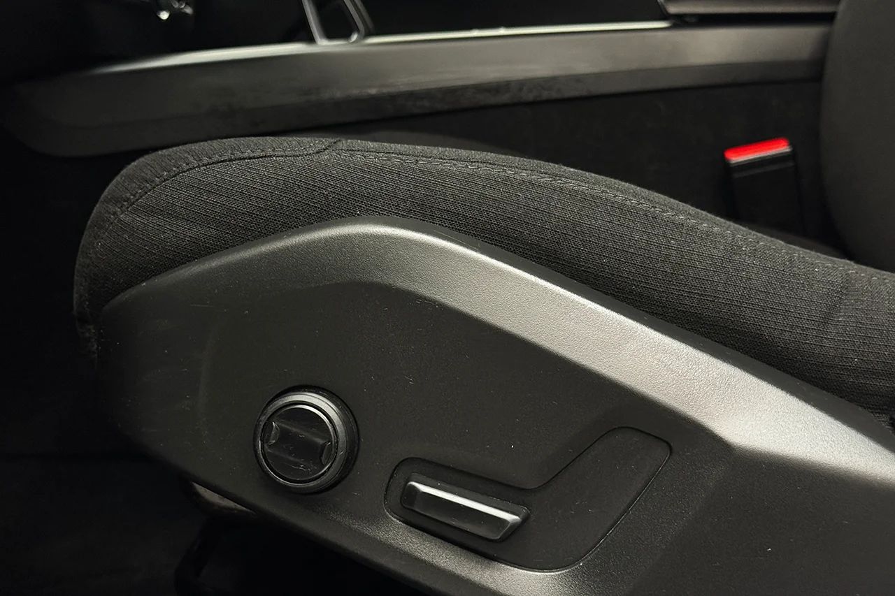 Volvo V60 Cross Country B4 AWD Advanced Navi Pro Ed Drag Navi Kamera Värmare 197hk – bild 13 av 37