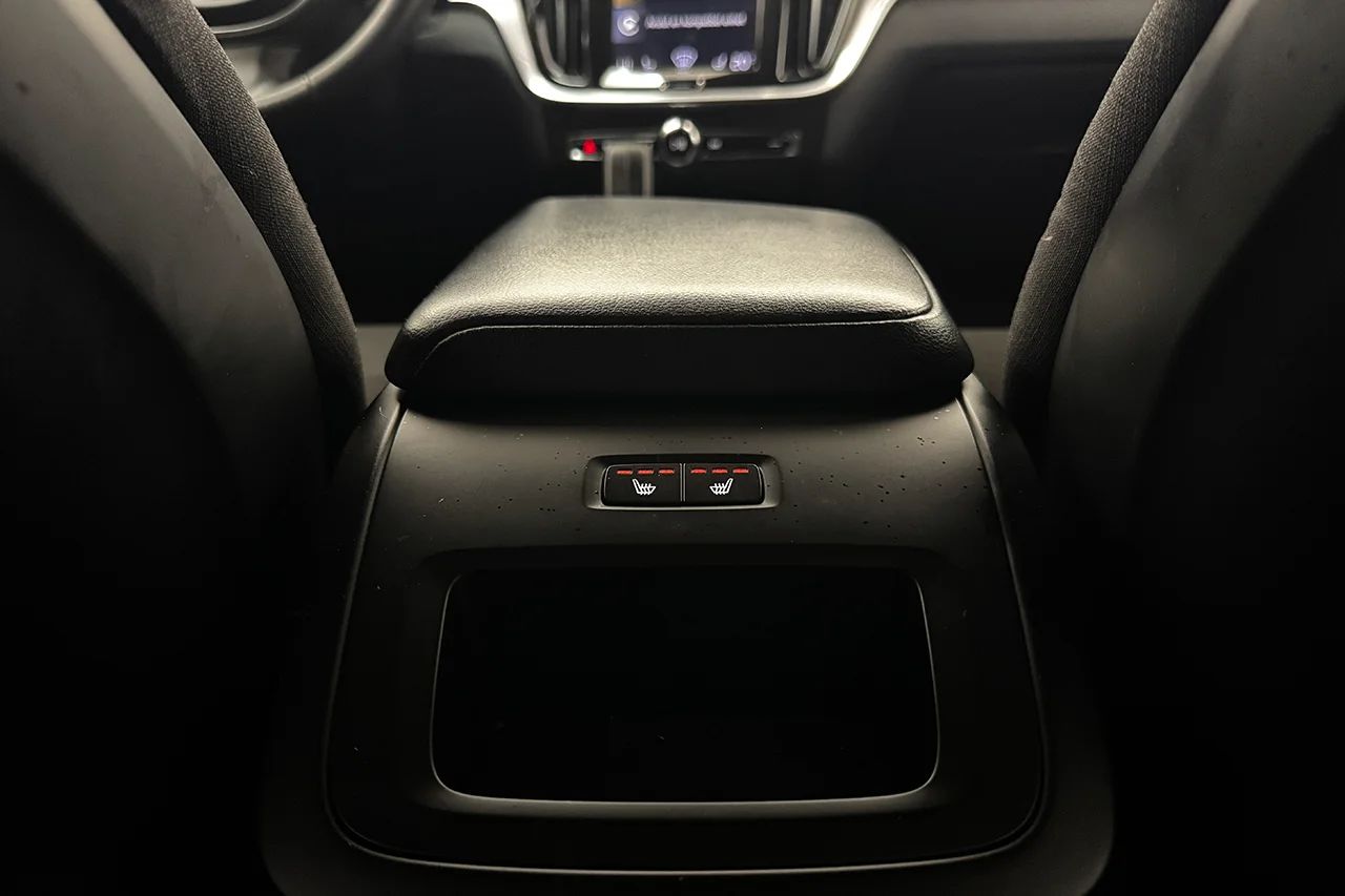 Volvo V60 Cross Country B4 AWD Advanced Navi Pro Ed Drag Navi Kamera Värmare 197hk – bild 16 av 37
