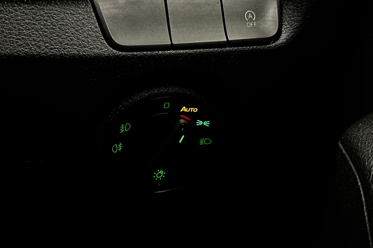 Skoda Fabia 1.0 TSI Automat Ambition Högerstyrd P-Sensorer App-Connect 95hk – bild 25 av 28