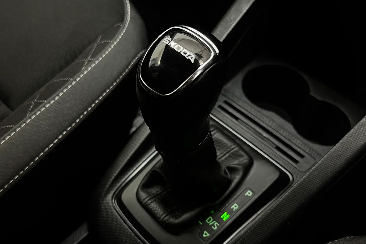 Skoda Fabia 1.0 TSI Automat Ambition Högerstyrd P-Sensorer App-Connect 95hk – bild 24 av 28