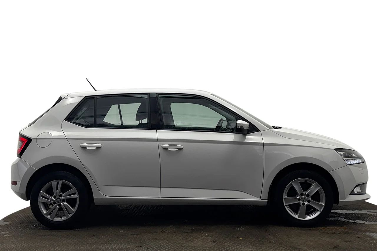 Skoda Fabia 1.0 TSI Automat Ambition Högerstyrd P-Sensorer App-Connect 95hk – bild 4 av 28