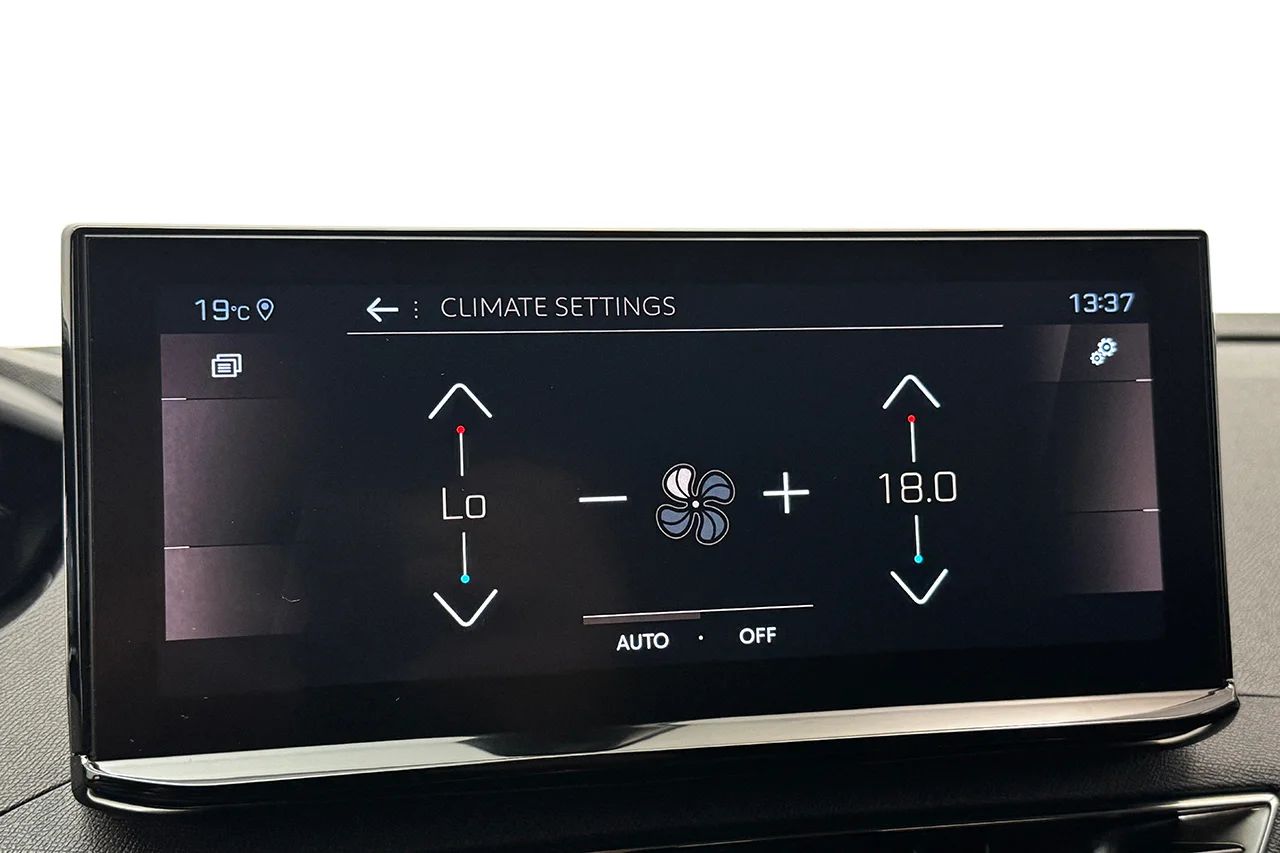 Peugeot 3008 1.2 PureTech GT Navi Kamera Delläder Cockpit MOMS – bild 24 av 30