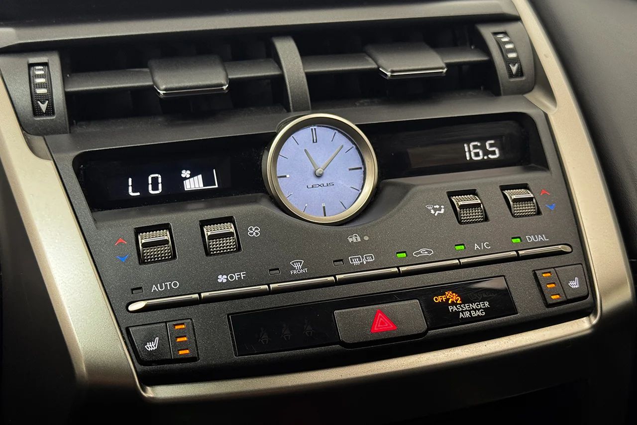 Lexus NX 300h AWD 2.5 Kyushu Läder Navi Keyless MOMS 197hk – bild 25 av 33