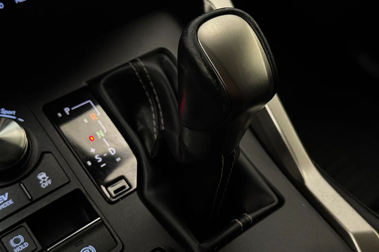 Lexus NX 300h AWD 2.5 Kyushu Läder Navi Keyless MOMS 197hk – bild 27 av 33