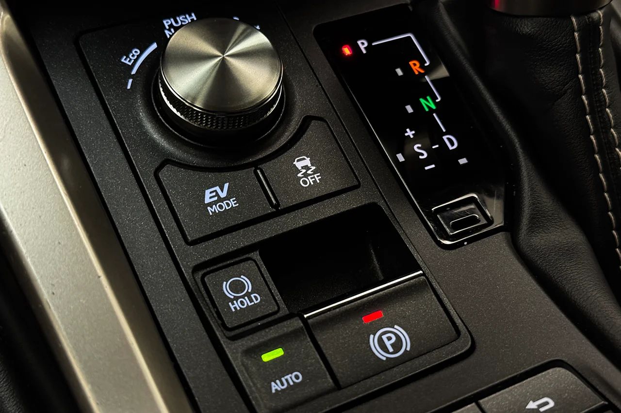 Lexus NX 300h AWD 2.5 Kyushu Läder Navi Keyless MOMS 197hk – bild 26 av 33