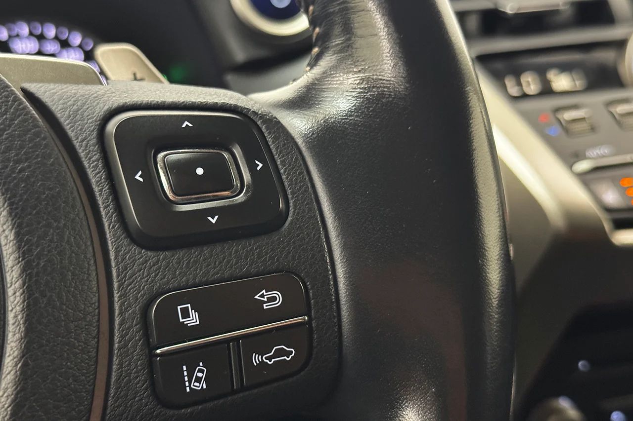 Lexus NX 300h AWD 2.5 Kyushu Läder Navi Keyless MOMS 197hk – bild 17 av 33