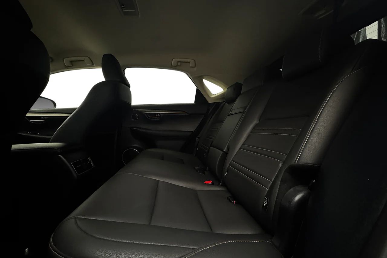 Lexus NX 300h AWD 2.5 Kyushu Läder Navi Keyless MOMS 197hk – bild 12 av 33