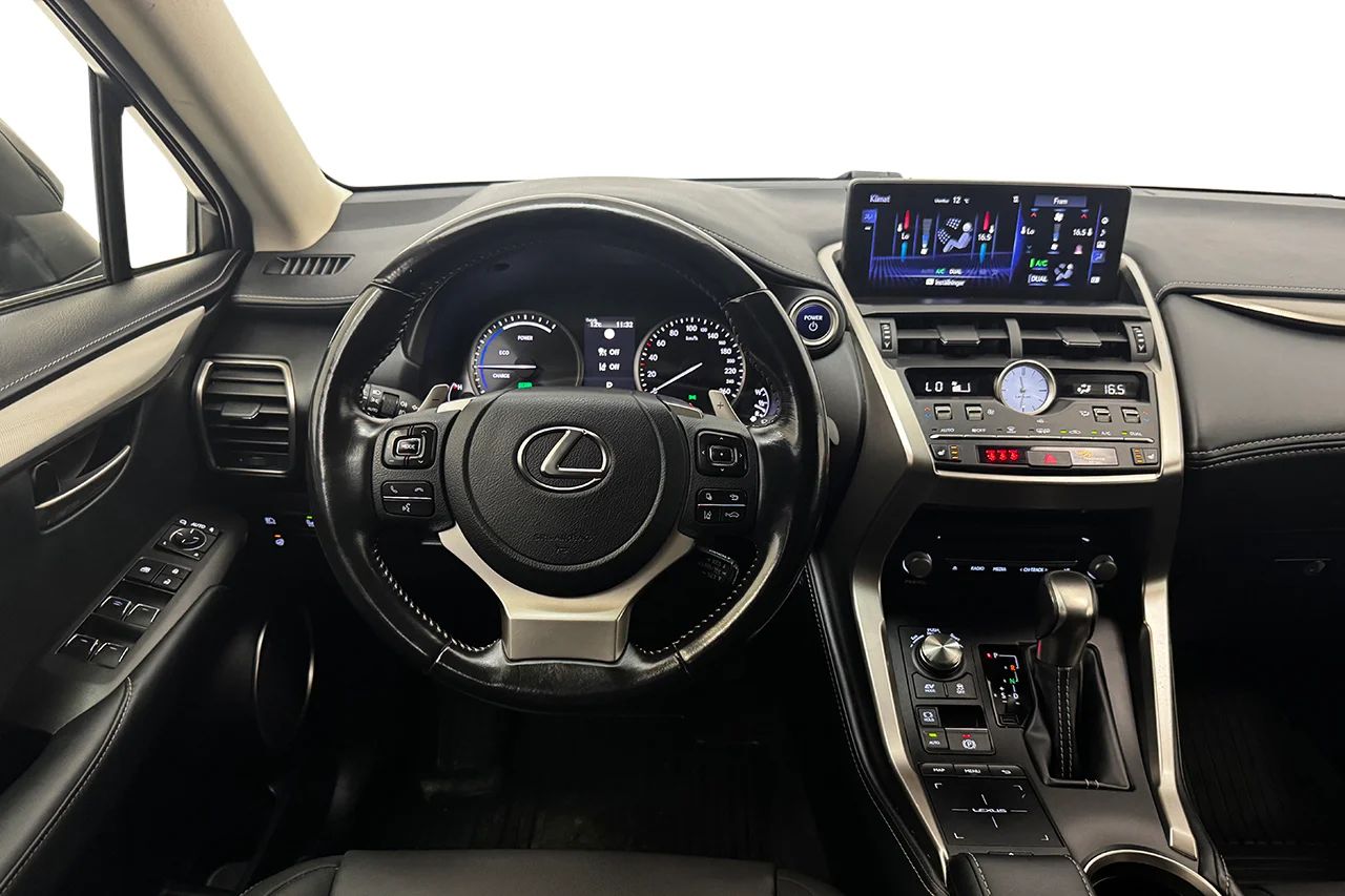 Lexus NX 300h AWD 2.5 Kyushu Läder Navi Keyless MOMS 197hk – bild 15 av 33