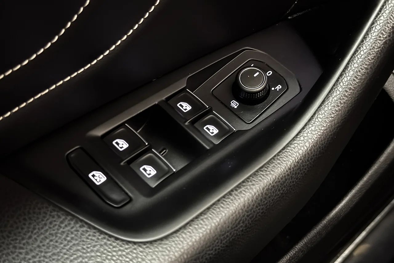Volkswagen Passat SC 2.0 TDI 4M GT R-Line Drag Alcantara Navi Värmare Kamera 200hk – bild 32 av 35