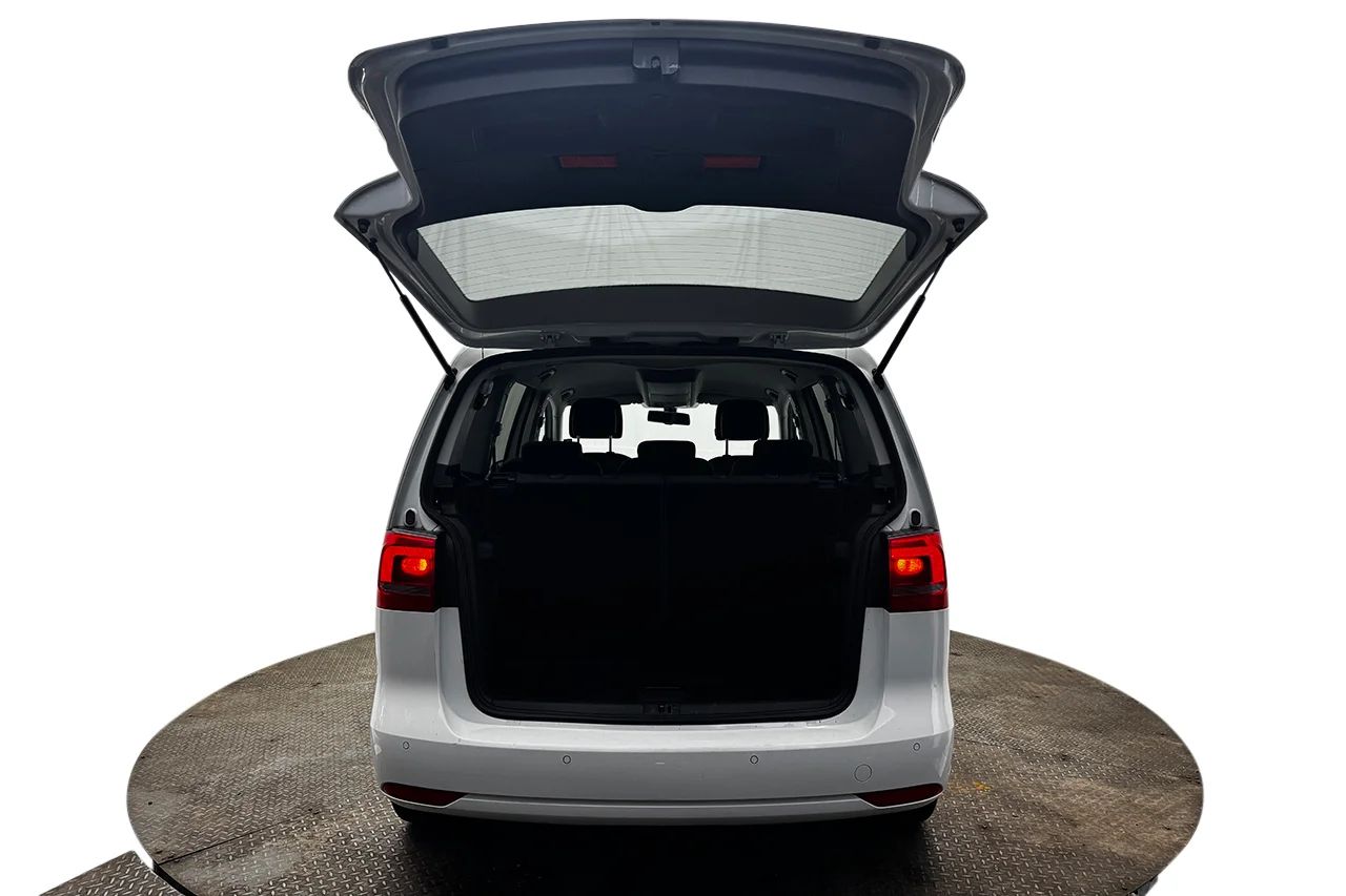 Volkswagen Touran 1.4 TSI Masters 7-sits Drag Kamera Värmare 140hk – bild 7 av 25