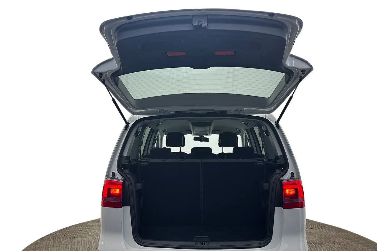 Volkswagen Touran 1.4 TSI Masters 7-sits Drag Kamera Värmare 140hk – bild 25 av 25