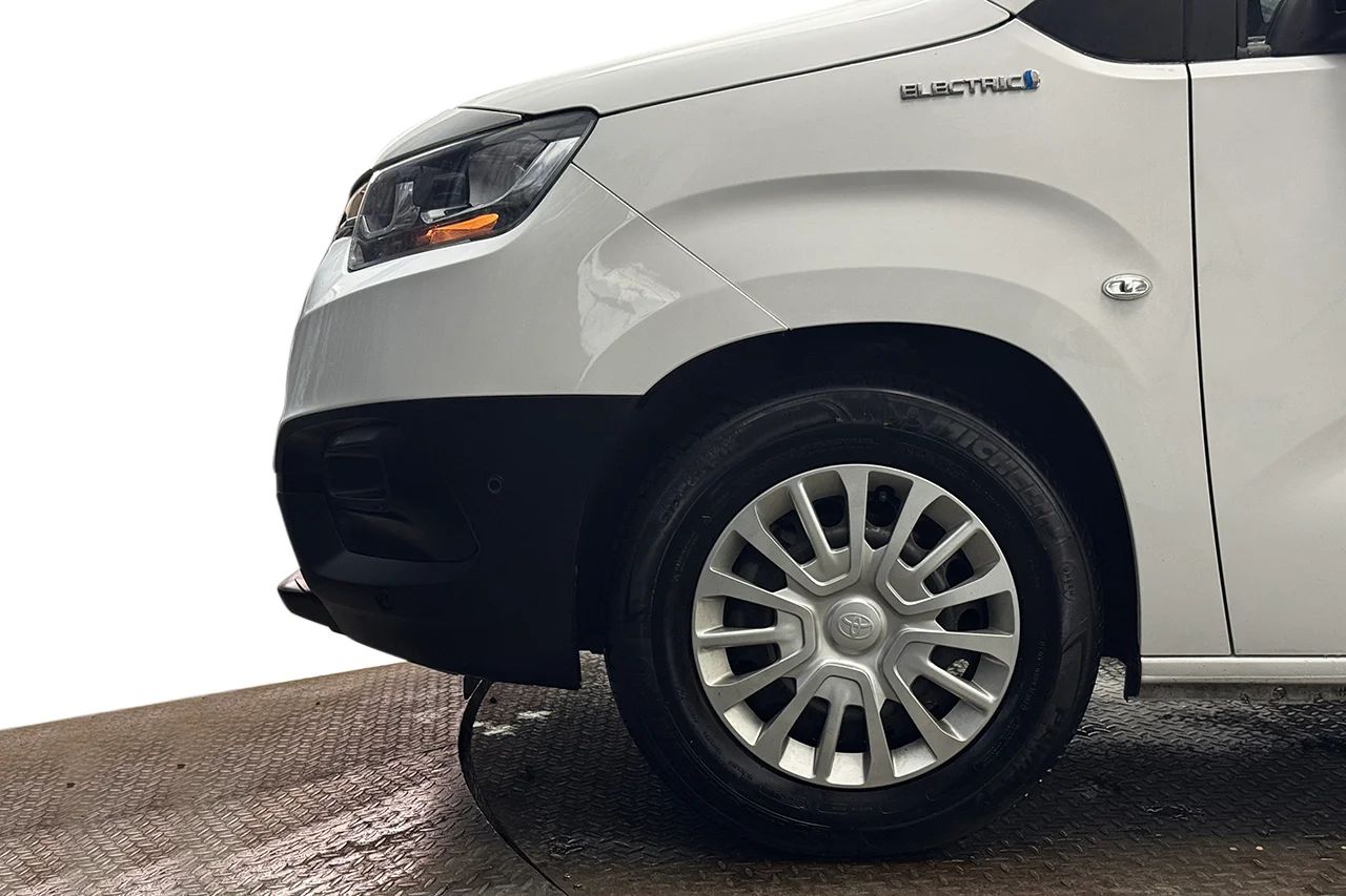 Toyota ProAce City Electric 50 kWh L2 Drag Inredd 3sits Navi Kamera 136hk – bild 10 av 28
