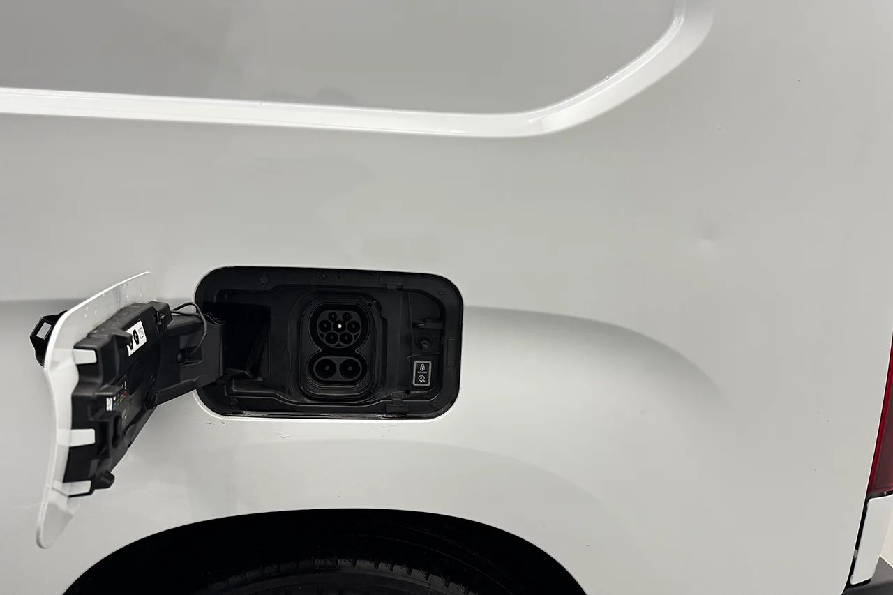 Toyota ProAce City Electric 50 kWh L2 Drag Inredd 3sits Navi Kamera 136hk – bild 28 av 28