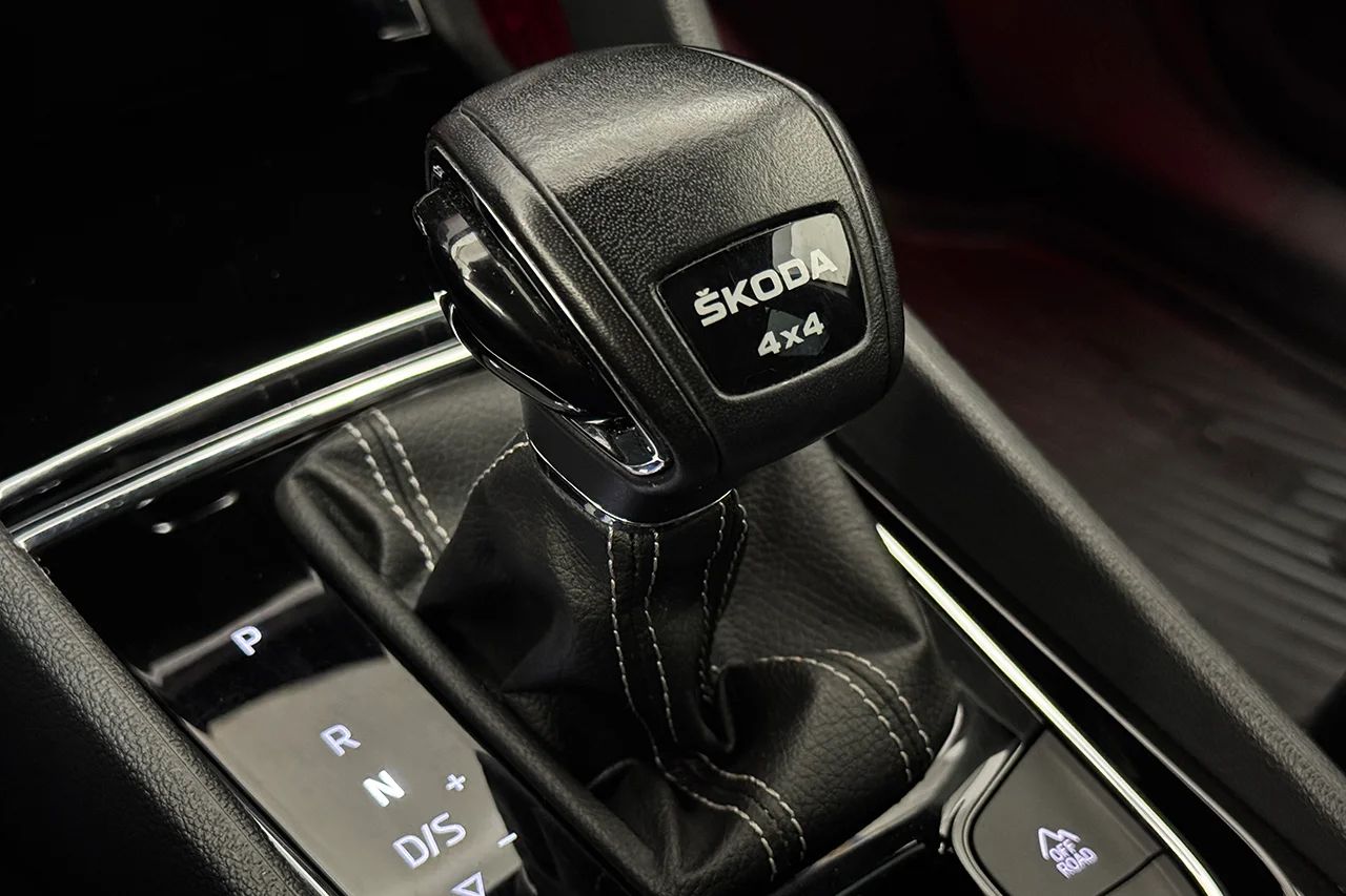 Skoda Kodiaq 2.0 TDI 4x4 Sportline Drag Pano Läder Värmare Kamera MOMS 200hk – bild 30 av 37