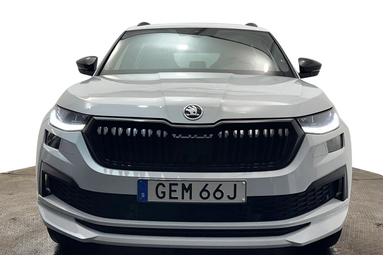 Skoda Kodiaq 2.0 TDI 4x4 Sportline Drag Pano Läder Värmare Kamera MOMS 200hk – bild 2 av 37
