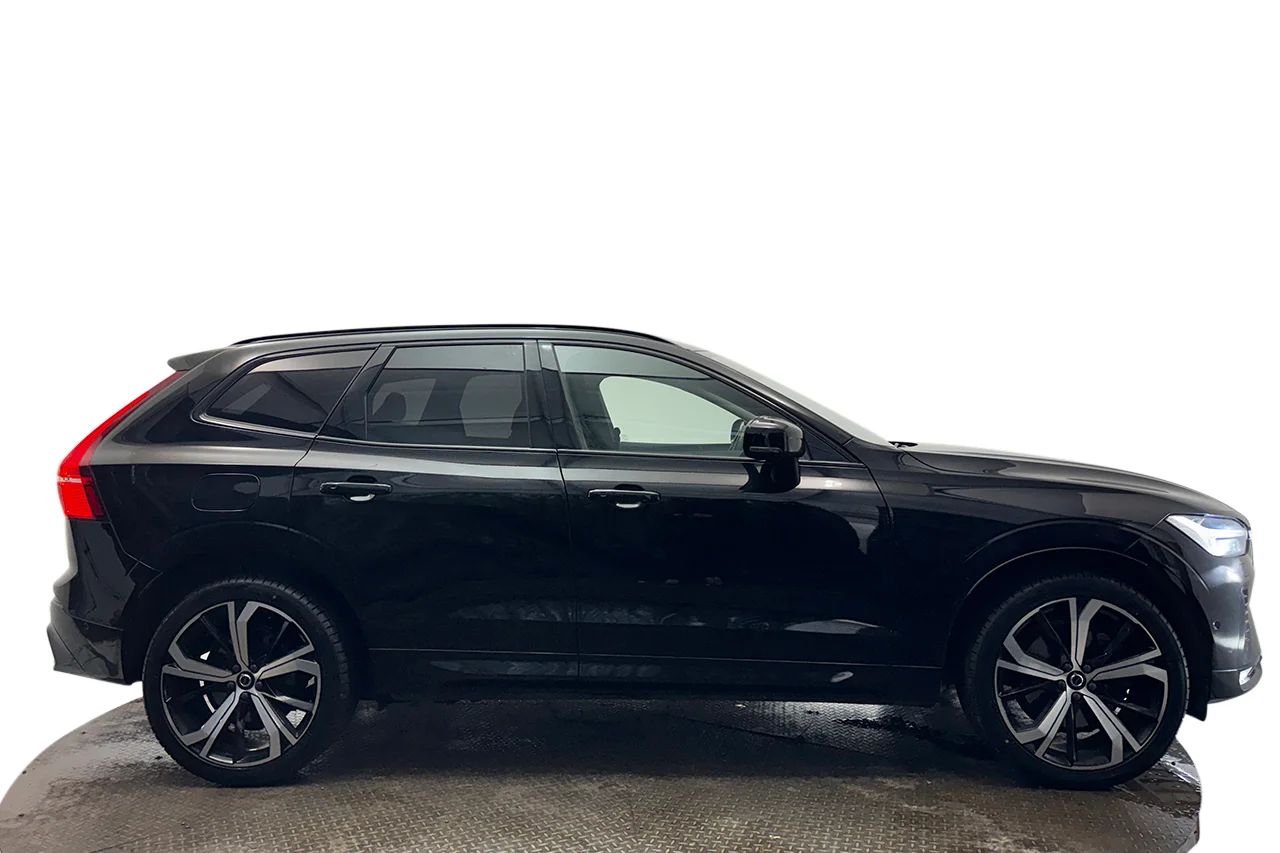 Volvo XC60 B5 AWD Ultimate Dark Drag Pano 360° HUD H/K Värmare MOMS 235hk – bild 4 av 37