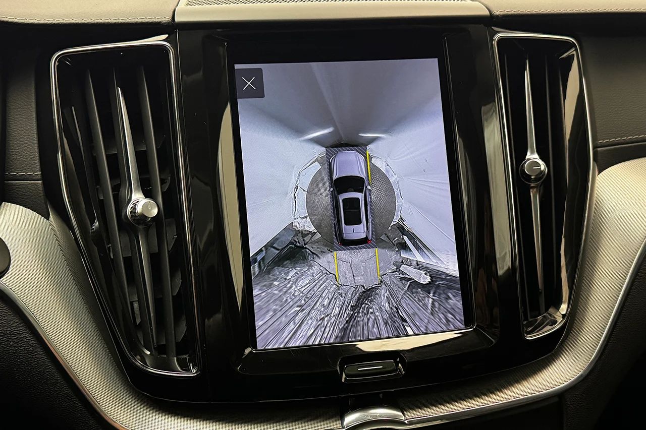 Volvo XC60 B5 AWD Ultimate Dark Drag Pano 360° HUD H/K Värmare MOMS 235hk – bild 25 av 37