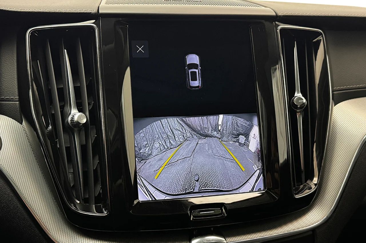 Volvo XC60 B5 AWD Ultimate Dark Drag Pano 360° HUD H/K Värmare MOMS 235hk – bild 26 av 37