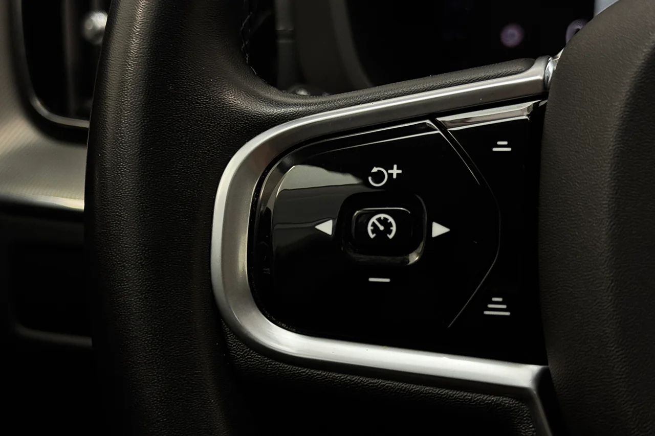 Volvo XC60 B5 AWD Ultimate Dark Drag Pano 360° HUD H/K Värmare MOMS 235hk – bild 20 av 37