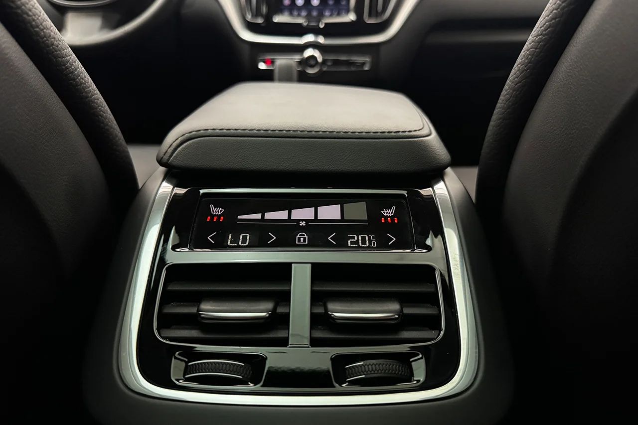 Volvo XC60 B5 AWD Ultimate Dark Drag Pano 360° HUD H/K Värmare MOMS 235hk – bild 16 av 37