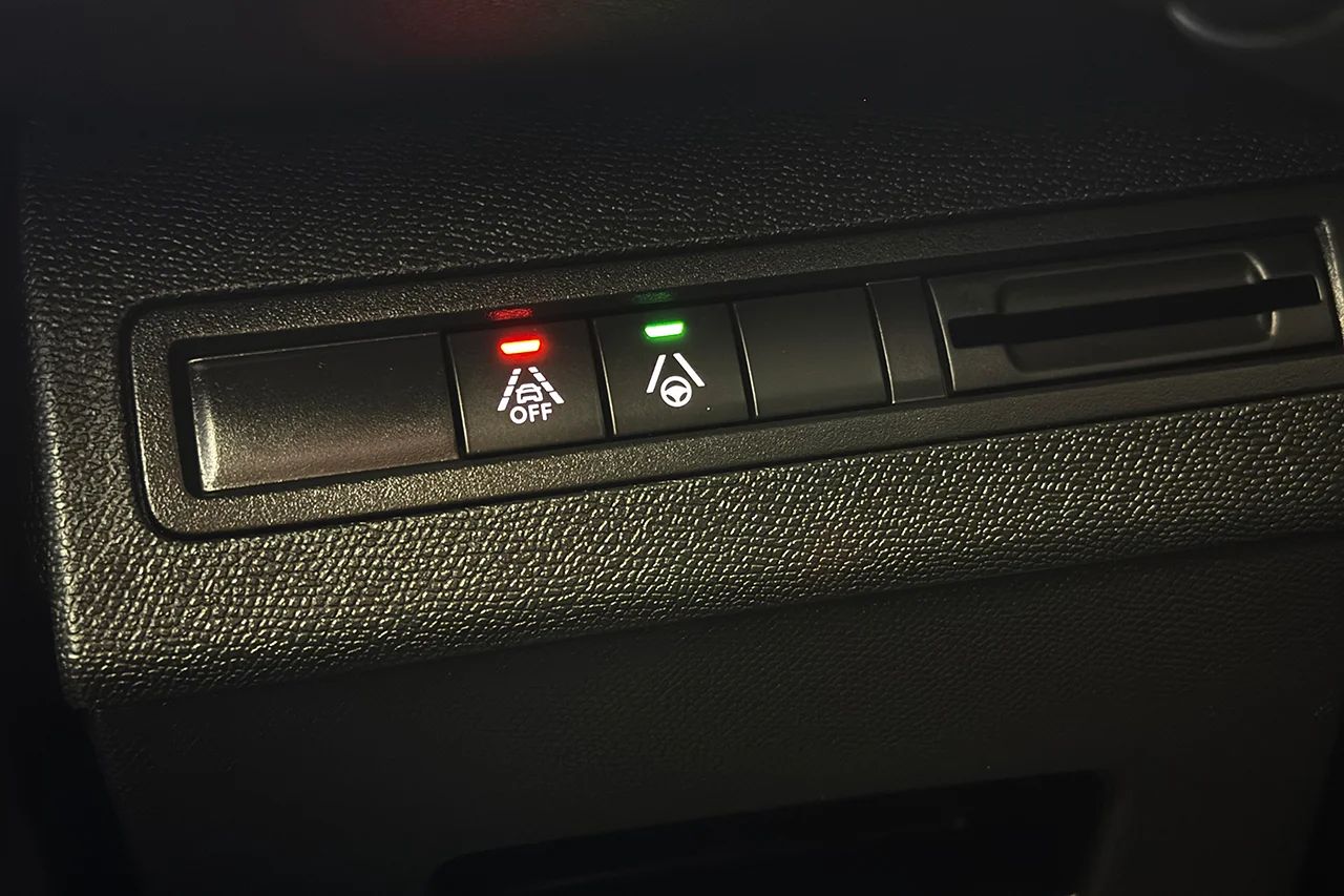 Peugeot 3008 1.2 PureTech GT Navi Kamera Delläder Cockpit MOMS 131hk – bild 31 av 33