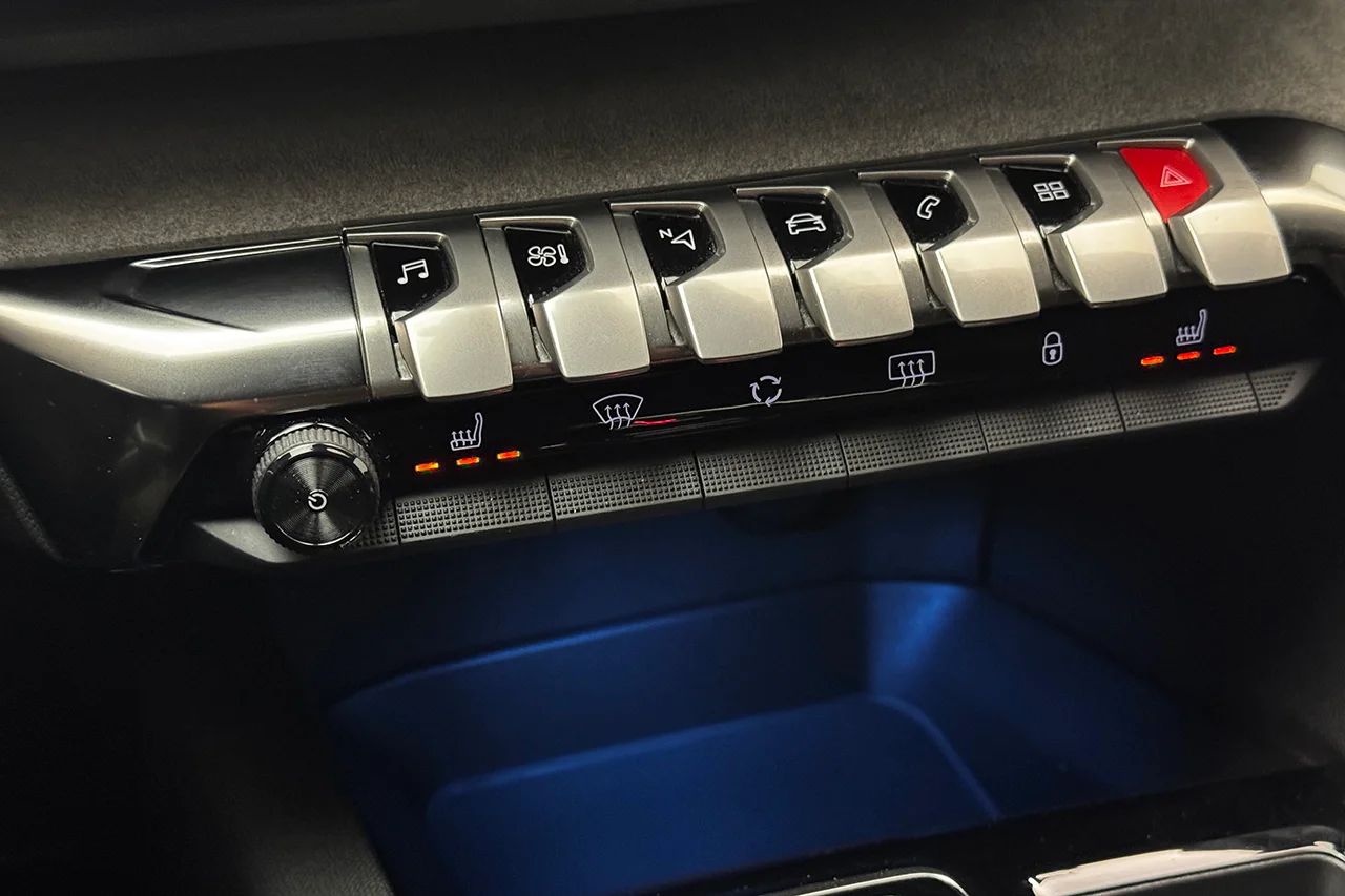 Peugeot 3008 1.2 PureTech GT Navi Kamera Delläder Cockpit MOMS – bild 28 av 34