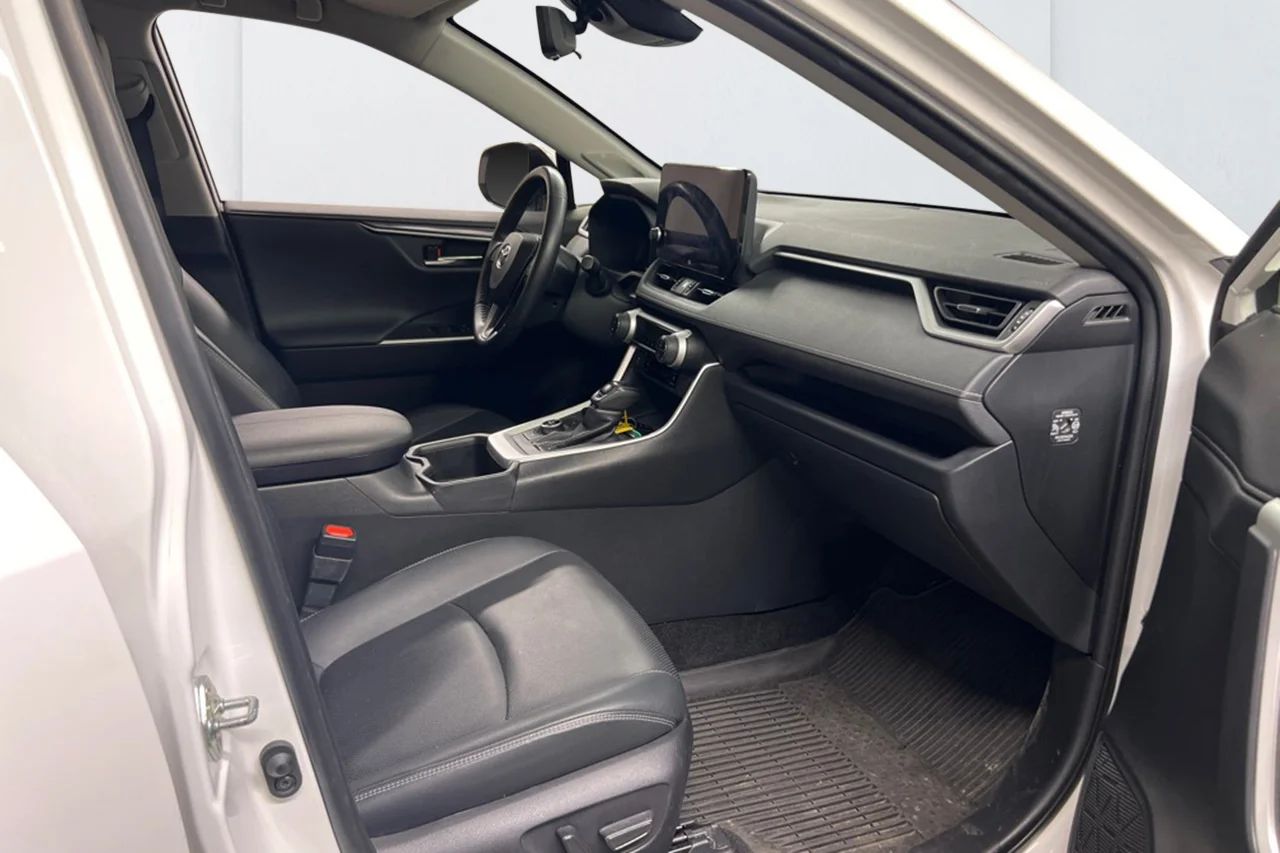 Toyota RAV4 Hybrid AWD-i Executive Premium Drag Läder Elsäten 360° JBL 222hk – bild 7 av 13
