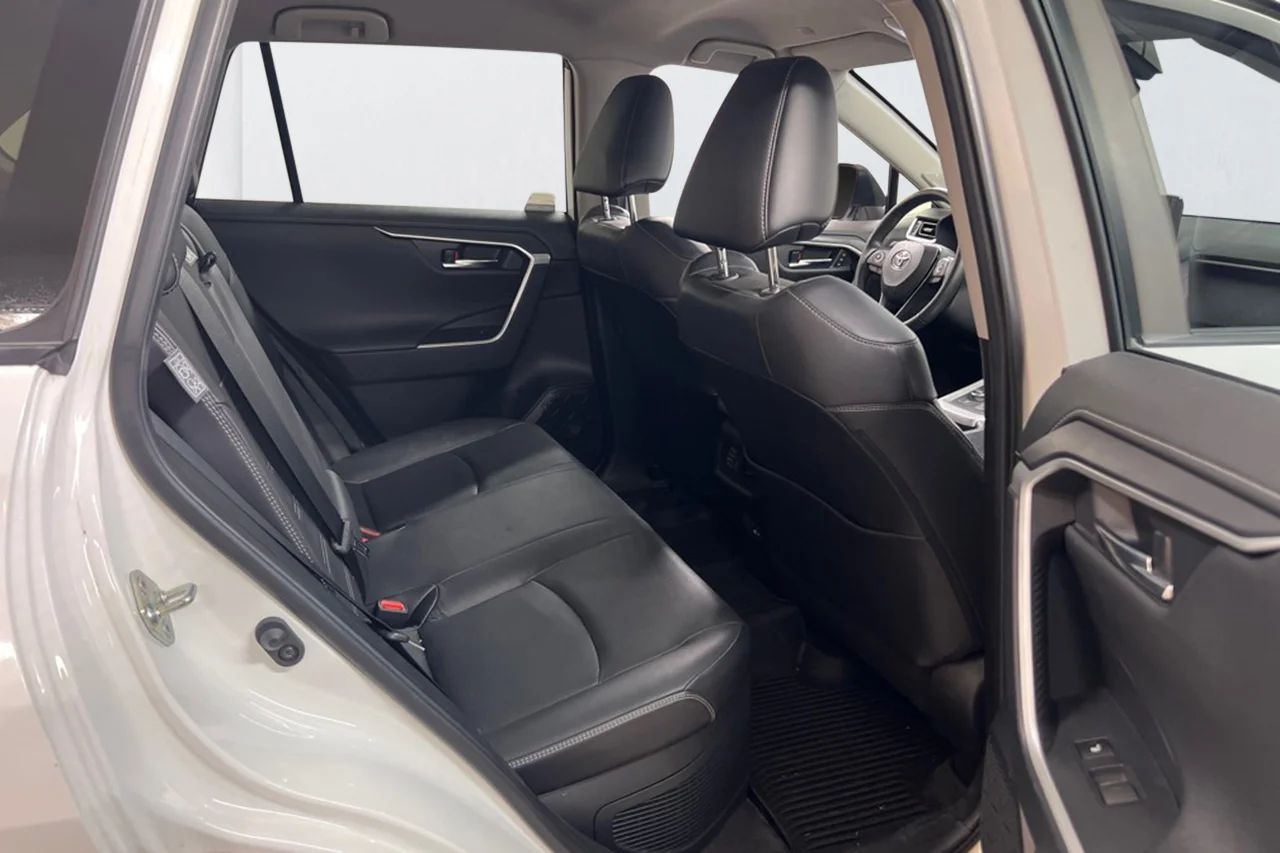 Toyota RAV4 Hybrid AWD-i Executive Premium Drag Läder Elsäten 360° JBL 222hk – bild 9 av 13
