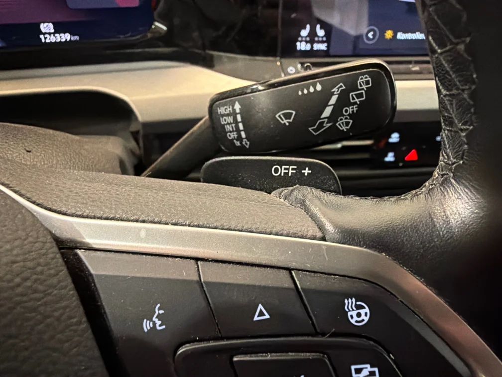 Volkswagen Golf SC 2.0 TDI Aut Värmare ACC Cockpit Rattvärme MOMS – bild 10 av 10