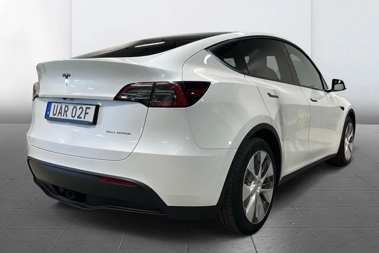 Tesla Model Y Long Range AWD Premium Pano V-Pump AI-Dator 514hk – bild 4 av 15