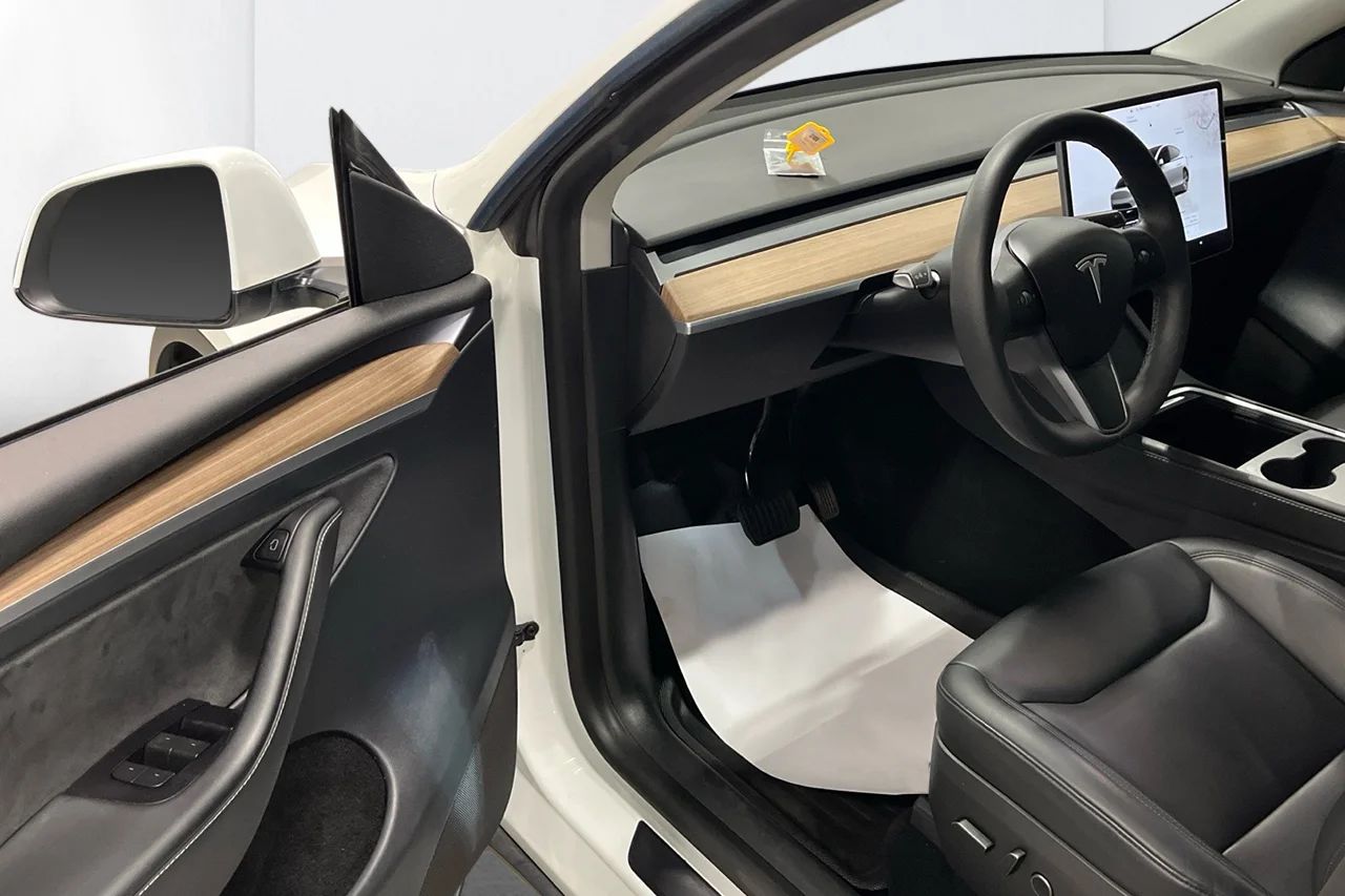 Tesla Model Y Long Range AWD Premium Pano V-Pump AI-Dator 514hk – bild 6 av 15