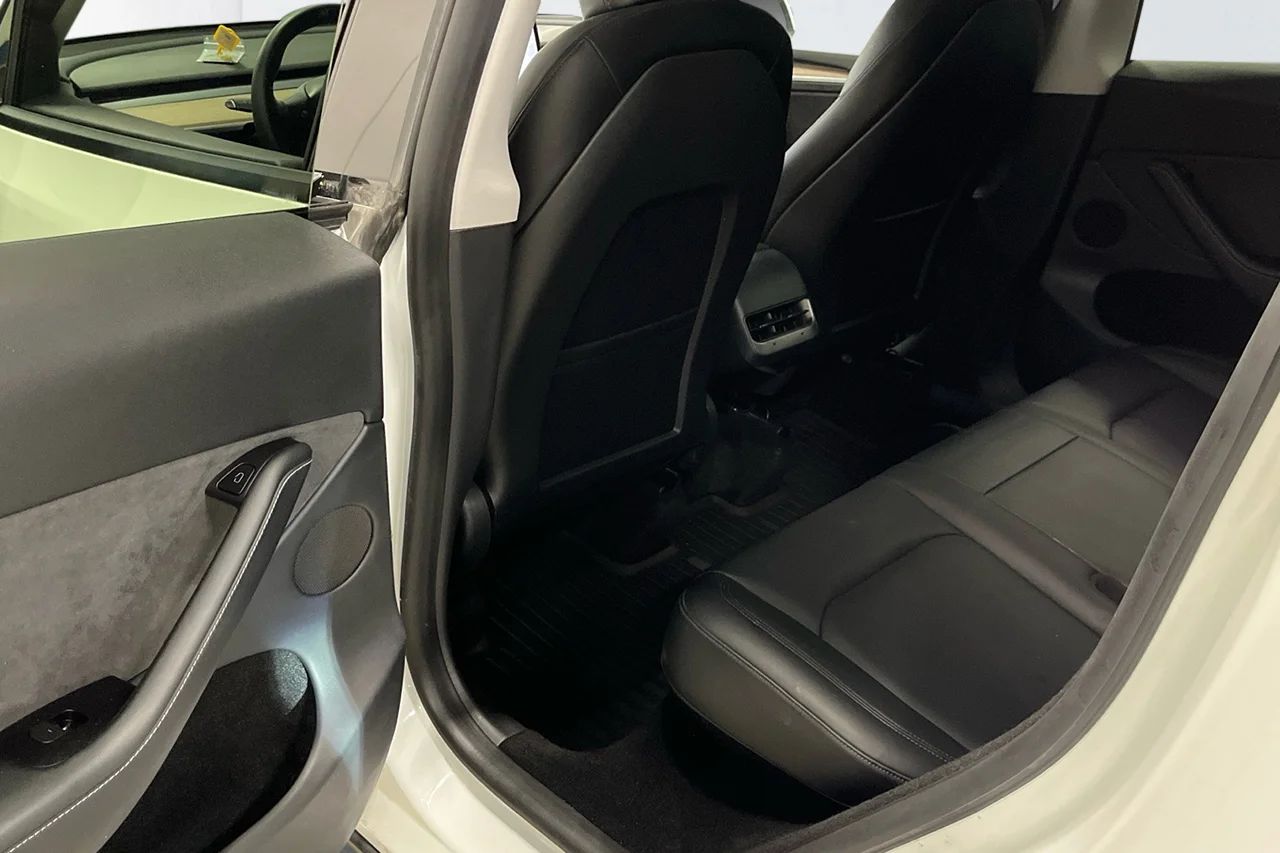 Tesla Model Y Long Range AWD Premium Pano V-Pump AI-Dator 514hk – bild 7 av 15