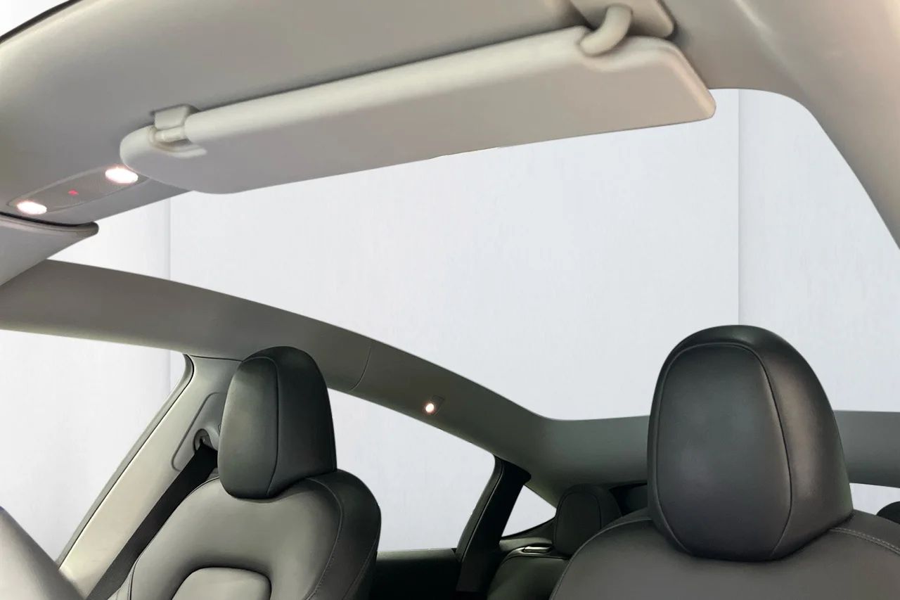 Tesla Model Y Long Range AWD Premium Pano V-Pump AI-Dator 514hk – bild 8 av 15
