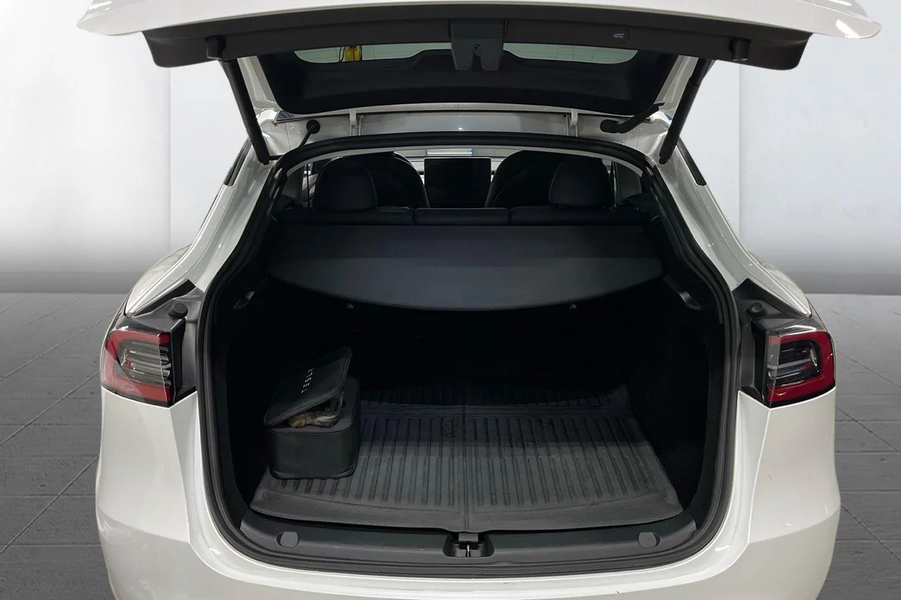 Tesla Model Y Long Range AWD Premium Pano V-Pump AI-Dator 514hk – bild 14 av 15