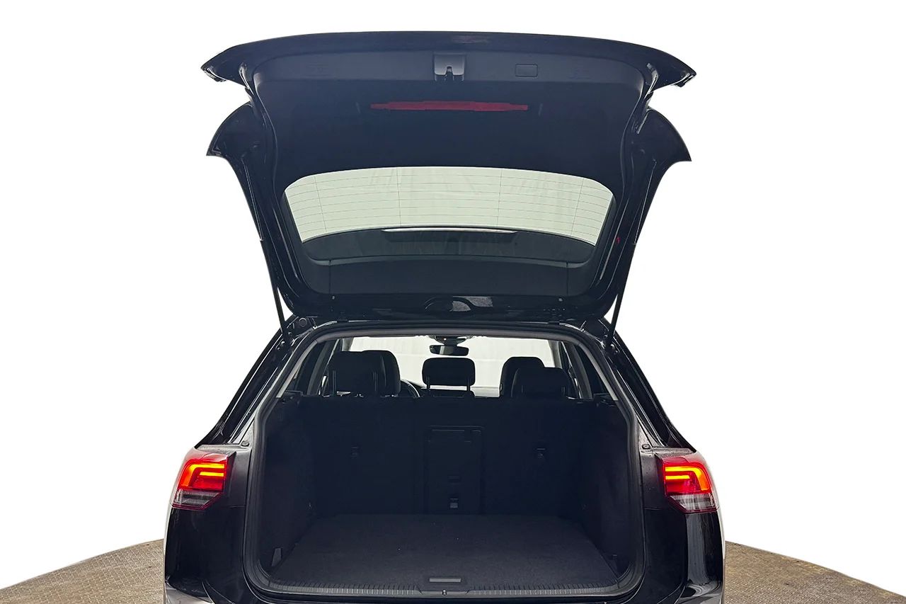Volkswagen Golf SC 1.5 eTSI Automat Drag Cockpit Kamera MOMS 150hk – bild 35 av 35